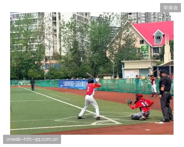 棒球跑垒员抢占得分圈，赢得比赛的关键一刻
